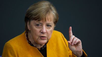 A chanceler alemã, Angela Merkel, se dirige ao Bundestag nesta quarta-feira em Berlim.