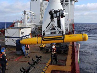 A tripulação do navio australiano 'Ocean Shield' manipula o submarino autônomo Bluefin-21 durante a busca do MH370.