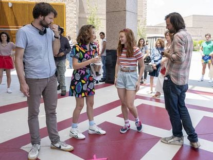 Filmagem da série ‘Stranger Things’, da Netflix, no Estado da Geórgia. De esquerda para a direita: Ross Duffer, as atrizes Millie Bobby Brown e Sadie Sink e Matt Duffer.