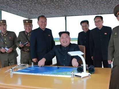 Kim Jong-un durante o último teste de mísseis.