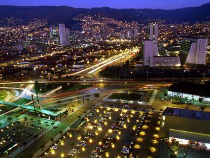 Vista noturna de Medellín (Colômbia).