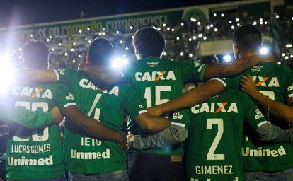 Jogadores da Chapecoense que não viajaram no avião rendem tributo a seus colegas no Brasil.