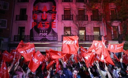 Pedro Sánchez acena para simpatizantes na sede do PSOE, em Madri
