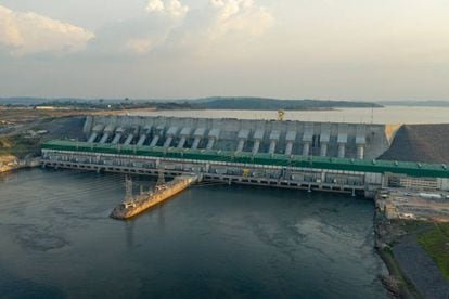 A barragem, chamada de Belo Monstro pelas famílias expulsas de suas casas, terras e ilhas, hoje se impõe na paisagem cortando o Xingu