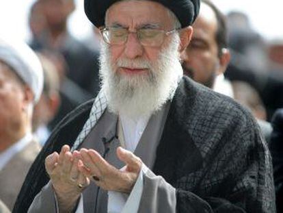 Khamenei na prece final do Ramadã.