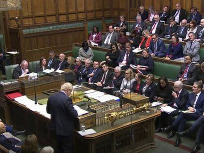 Boris Johnson, de costas, fala nesta terça-feira no Parlamento britânico.