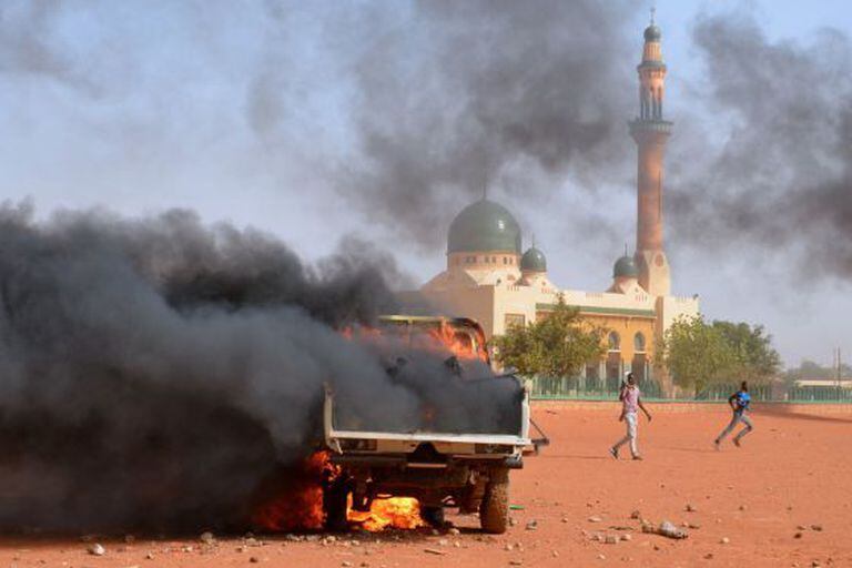 Protestos em frente a grande mesquita de Niamey.
