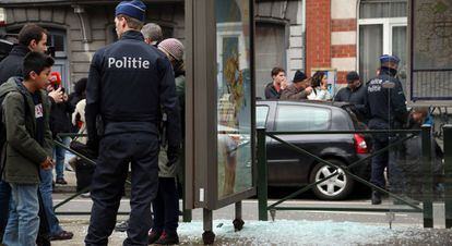 Batida policial no bairro de Schaerbeek, em Bruxelas.