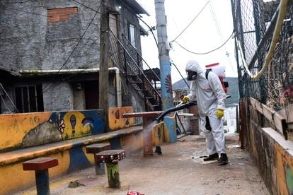 Trabalho de limpeza na favela de Santa Marta, no Rio de Janeiro.