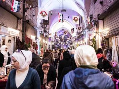 Nesta semana, vários comerciantes do bazar de Aleppo reabriram suas lojas, e o corredor está repleto de clientes.