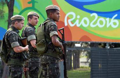 Soldados junto à Vila Olímpica de Rio.