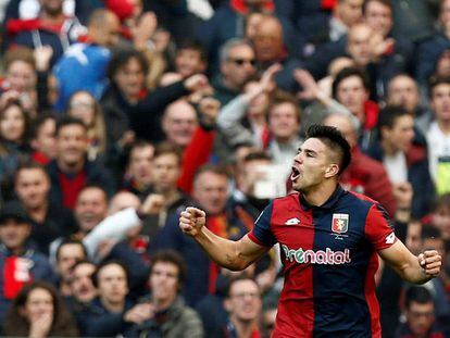 Giovanni Simeone comemora um dos gols que marcou contra a Juventus.