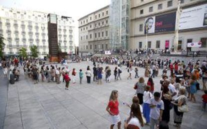 Filas quilométricas na praça de Sánchez Bustillo para a exposição de Dalí no Reina Sofía.