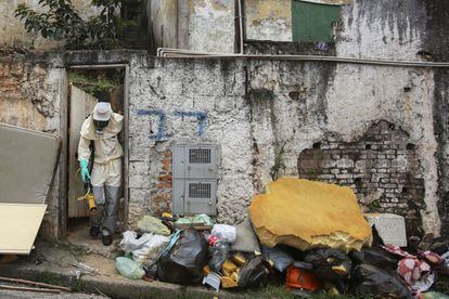 Agentes municipais de São Paulo fazem fumigação.