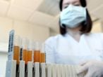 Muestras de sangre y plasma en un laboratorio alemán que investiga la cura del coronavirus.