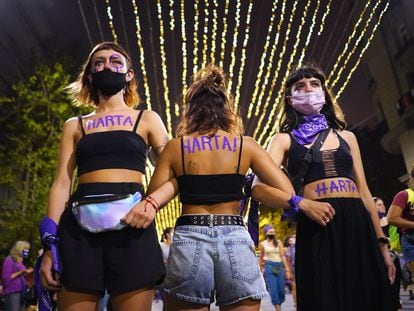 Manifestantes escrevem "farta" em seis corpos em protesto contra a violência machista em Montevidéu, no dia 8.