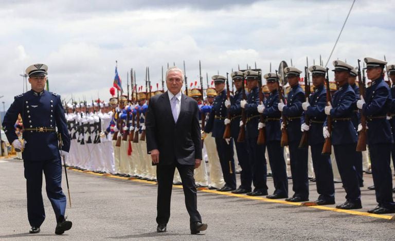 Temer passa em revista as tropas no dia 22 de fevereiro, ao chegar para reunião do Conselho Militar de Defesa.