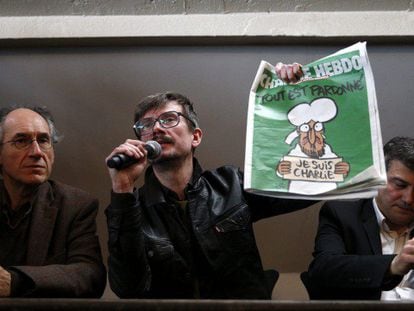 O novo editor do Charlie Hebdo (à esq.),o chargista Luz e o jornalista Patrick Pelloux (à dir.) durante a entrevista coletiva oferecida na sede do jornal Libération para apresentar o novo número do semanário.