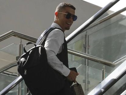 Cristiano Ronaldo no aeroporto de Moscou depois da eliminação de Portugal.