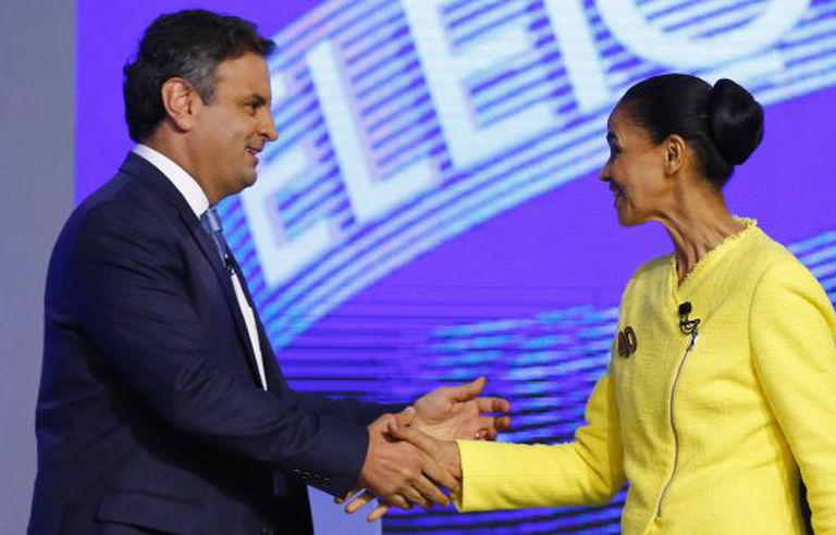 Aécio Neves cumprimenta Marina Silva no debate.