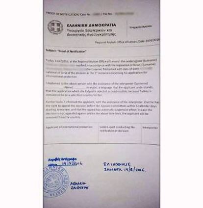 Documento de notificação da expulsão em primeira instância de uma síria.