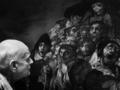 Henri Cartier Bresson, mestre da fotografia centrada na atenção, contempla um quadro de Goya em 1993.