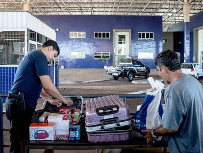 Agente inspeciona bagagem em Foz do Iguaçu, fronteira do Brasil com o Paraguai.