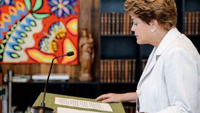 Dilma Rousseff l&ecirc; a carta. 
