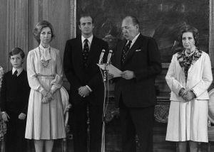 O Conde de Barcelona cede seu direito dinástico a favor de seu filho Juan Carlos na presença do príncipe Felipe, dona Sofía e a mãe do rei, María de las Mercedes em 14 de maio de 1977.
