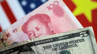 Uma nota de yuan e outra de dólar.