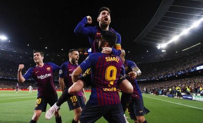 Messi comemora com seus companheiros seu primeiro gol, o segundo de Barcelona.