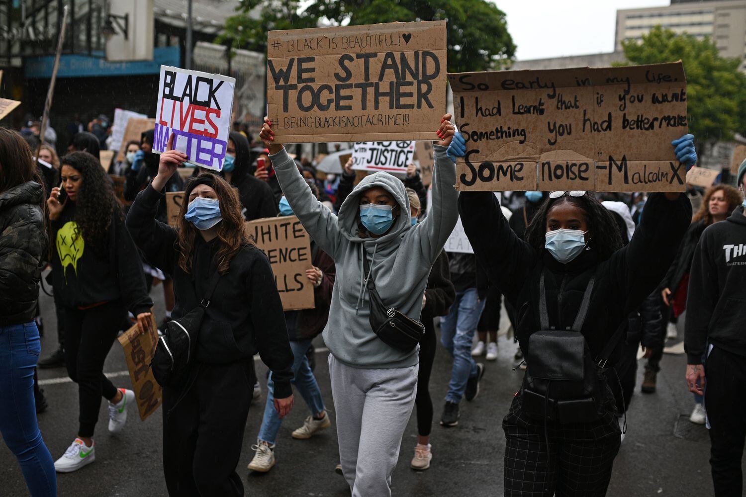 Manifestantes protestam contra violência policial contra os afro-americanos em Birmingham na quinta-feira.