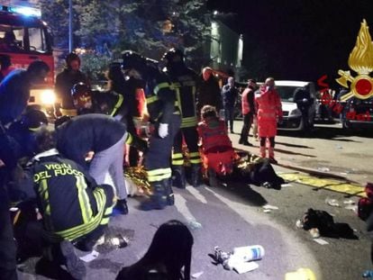 Pessoal de emergências atende às vítimas da estampida em Corinaldo.