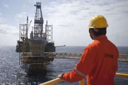 Um funcionário observa uma plataforma da Pemex no Golfo do México.
