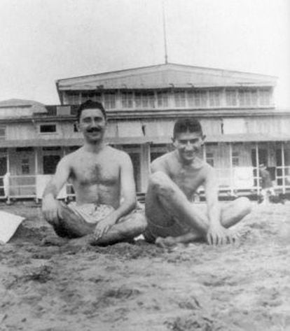 Franz Kafka (à direita), quando jovem, em uma praia.