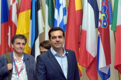 Alexis Tsipras e o ministro de Finanças, Euclides Tsakalotos, saem da reunião em Bruxelas.