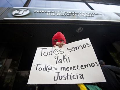 Um manifestante apoia Yakiri em tribunal do México.