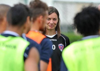 Corinne Diacre, ex-jogadora francesa de futebol e atual técnica do Clermont Foot Auvergne, da segunda divisão. É a primeira mulher a dirigir uma equipe profissional no país.