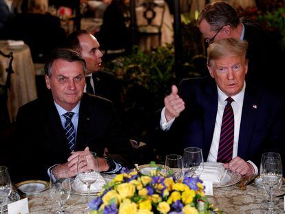 Donald Trump recebe o presidente Jair Bolsonaro para um jantar em Palm Beach, Flórida, em março deste ano.