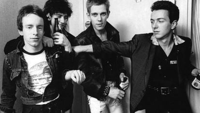 Da direita para a esquerda, Nicky Headon (bateria), Mick Jones (guitarra), Paul Simonon (baixo) e o líder da banda, Joe Strummer (guitarra e voz). O The Clash em Nova York em 1978.