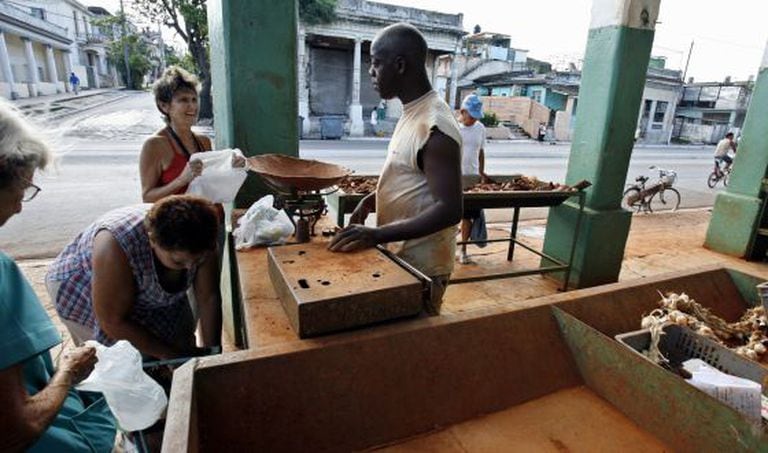Cubanos fazem compram em mercado pouco abastecido de Havana.