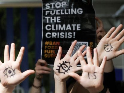 Manifestantes protestam contra o uso de combustíveis fósseis durante a a Cúpula do Clima em Glasgow, nesta quarta.