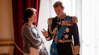 Claire Foy e Matt Smith como Elizabeth II e o duque de Edimburgo em uma cena do primeiro capítulo da segunda temporada de ‘The Crown’.