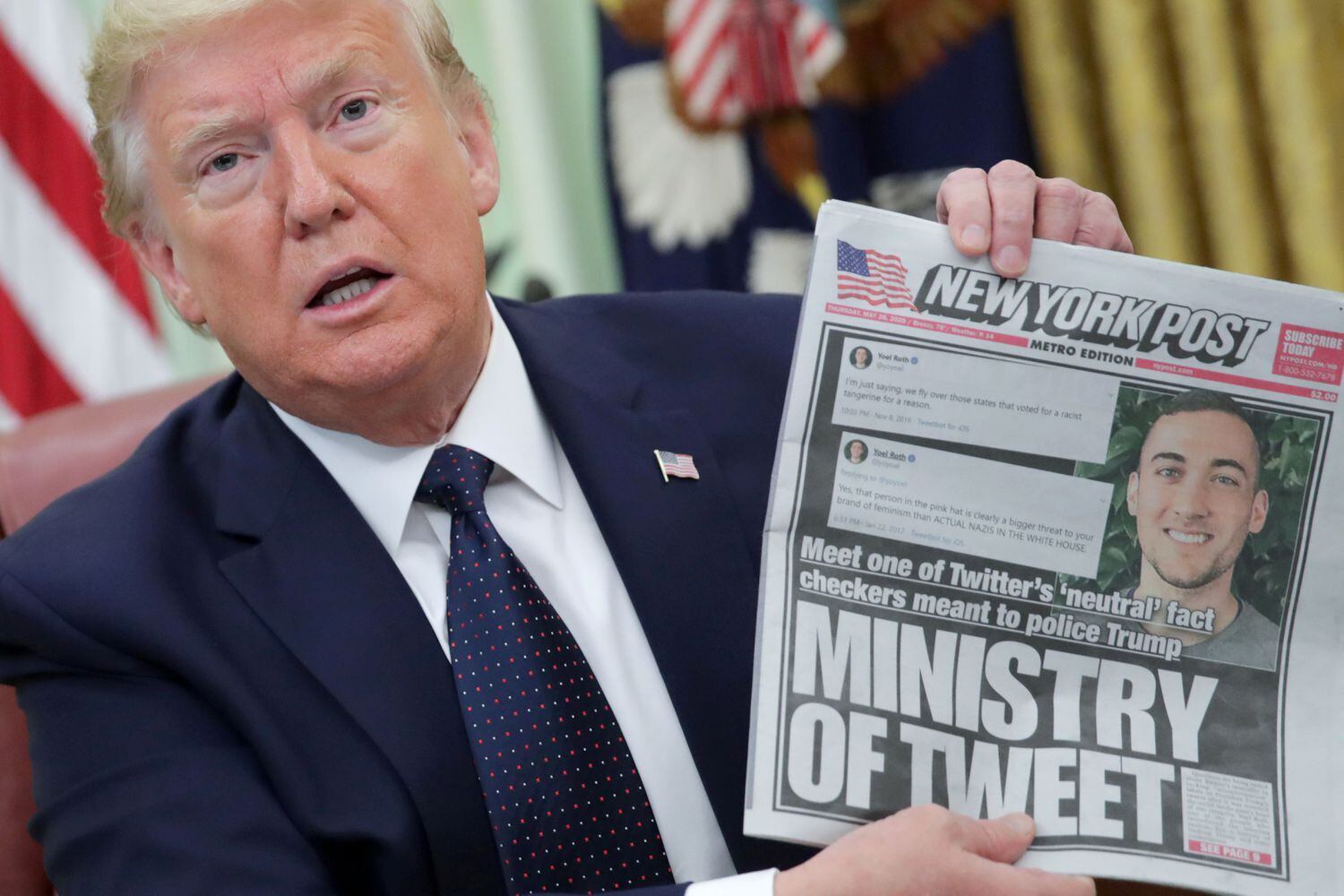 Donald Trump, com um exemplar do 'The New York Post' enquanto fala com os jornalistas sobre a nova ordem que afeta as redes sociais, na quinta-feira, na Casa Branca.