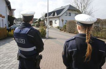 Vários policiais vigiam o domicílio do copiloto na pequena localidade de Montabaur.