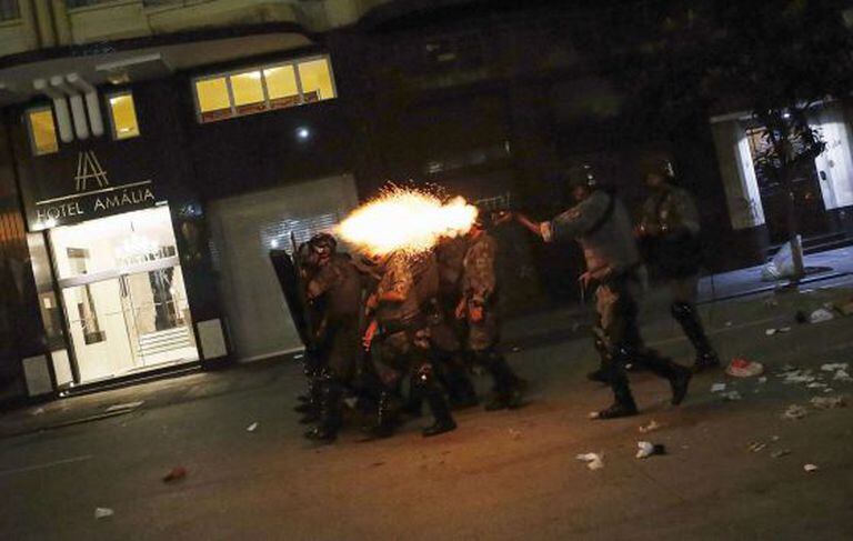 Policiais disparam bombas na manifestação de sexta.