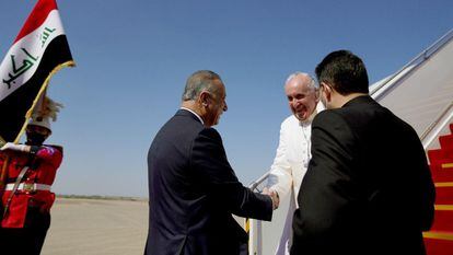 O papa Francisco desembarca do avião pontifício no aeroporto de Bagdá, nesta sexta-feira. Em vídeo, a chegada de Francisco ao Iraque.