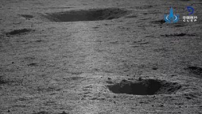 Imagem tomada pelo robô de exploração chinês ‘Yutu-2’ na cratera de Von Kármán. Em vídeo, recriação da alunissagem do robô.