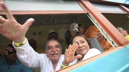 Gabriel Garcia Marquez e sua mulher, Mercedes Barcha, acenam o chegar de trem a Aracataca, em maio de 2007.