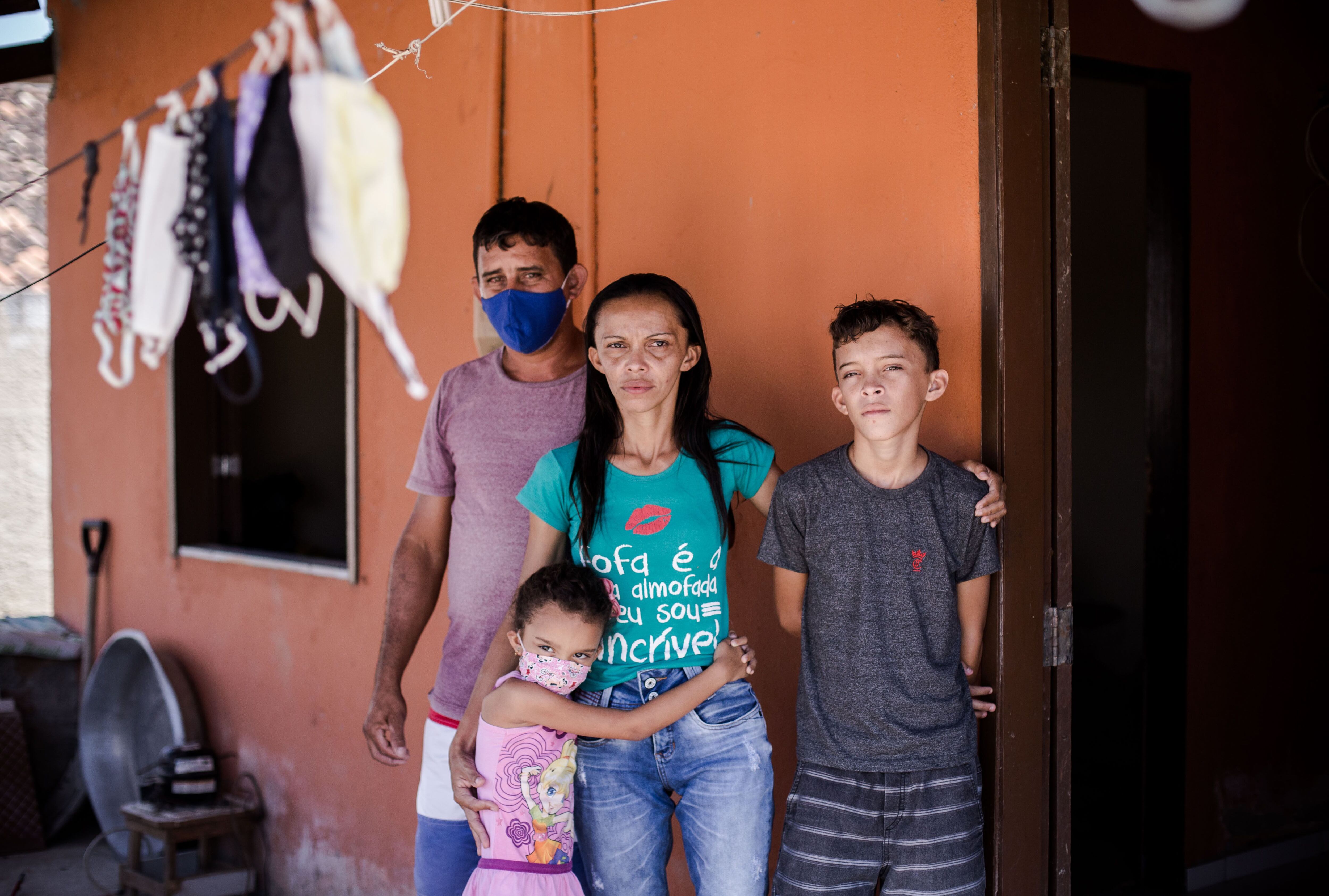 A agricultora Patrícia, o marido e os dois filhos viviam com 400 reais por mês antes do auxílio emergencial.